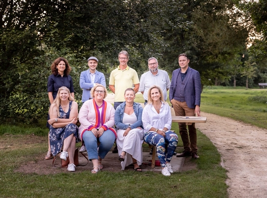 N-VA Zonhoven schenkt rolstoelvriendeljke picknickbank